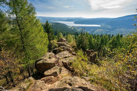 Fláje, Flájský kanál a vyhlídka Puklá skála